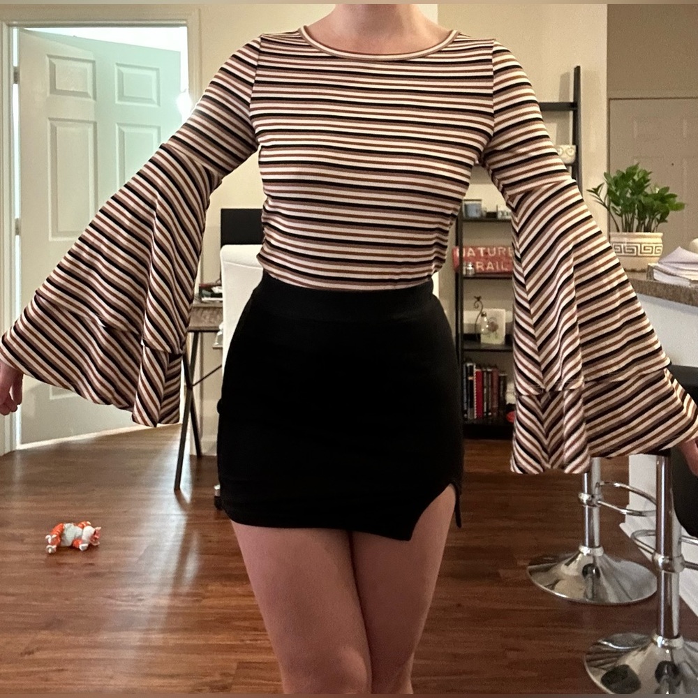 Bell sleeved striped shirt